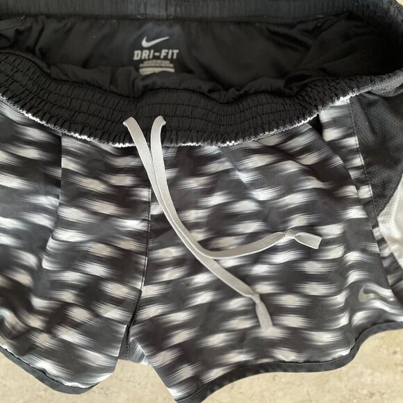 Nike DriFit Running Athletic Black White Women’s Size L NWOT - Picture 5 of 10